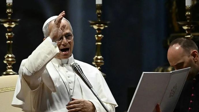 Paus Leo XIV menyapa jemaat saat berlangsung audiensi umum mingguan di basilika St. Petrus, Vatikan, Rabu (19/8/2026