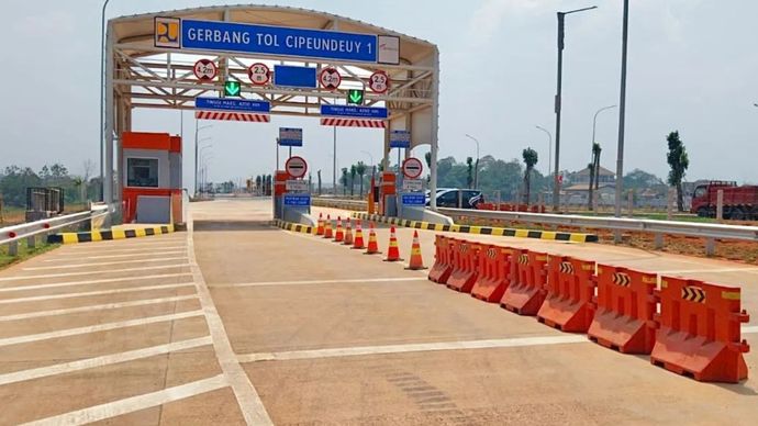Gerbang Tol Sementara Cipeundeuy ruas Tol Cipali.