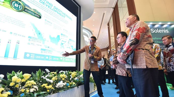 Kepala Staf Kepresidenan (KSP), Dudung Abdurachman (tengah) mendengarkan pemaparan dari Direktur Utama PLN, Darmawan Prasodjo (kiri) terkait rencana pengembangan panas bumi di Indonesia di _booth_ PLN pada acara Indonesia International Geothermal Con