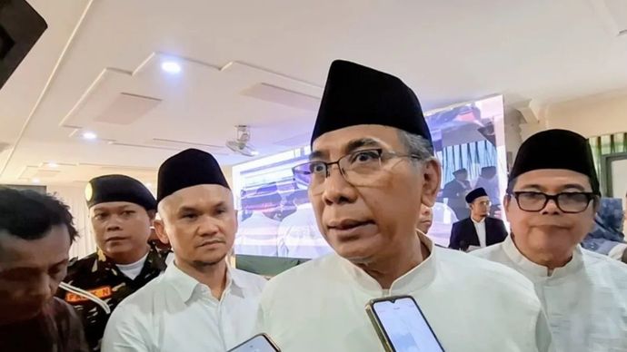 Ketua Umum Pengurus Besar Nahdlatul Ulama (PBNU), Yahya Cholil Staquf saat diwawancarai oleh media di Kabupaten Bandung, Jawa Barat, Jumat, 21 Agustus 2026.