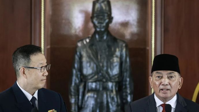 Menteri Pertahanan Sjafrie Sjamsoeddin (kanan) dan Menteri Pertahanan China Laksamana Dong Jun (kiri) menyampaikan keterangan pers di Kementerian Pertahanan, Jakarta, Jumat, 21 Agustus 2026.
