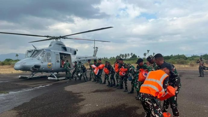 Helikopter Bell-412 EP/HU-4206 milik TNI AL mengangkut bantuan logistik untuk korban gempa NTT dari Labuan Bajo