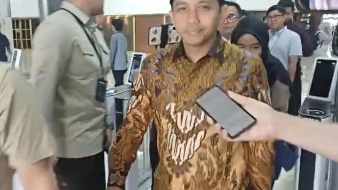 Menteri Kehutanan (Menhut) Raja Juli Antoni saat keluar dari Kompleks Parlemen, Jakarta, Selasa, 11 Agustus 2026.
