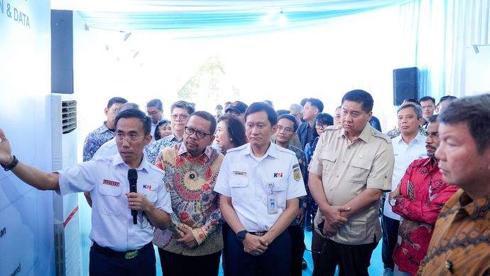 Ketua Satgas Perumahan Hashim Djojohadikusumo bersama Direktur Utama PT KAI Bobby Rasyidin, Kepala Bakom RI Muhammad Qodari, dan jajaran menteri menyimak pemaparan detail rencana pembangunan 3.784 unit Hunian Terjangkau Manggarai di Jakarta, Jumat (21/8/2026).