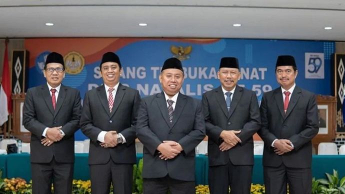 Kiri ke kanan Jajaran Rektorat Universitas Jenderal Soedirman (Unsoed) - Wakil Rektor Bidang Perencanaan, Kerja Sama, dan Humas Prof. Waluyo Handoko (kiri), Wakil Rektor Bidang Kemahasiswaan Prof. Norman Arie Prayogo (dua kiri), Rektor Universitas Jenderal Soedirman (Unsoed) Prof. Akhmad Sodiq (tengah), Wakil Rektor Bidang Umum dan Keuangan Prof. Kuat Puji Prayitno (dua kanan) dan Wakil Rektor Bidang Akademik Prof. Noor Farid (kanan)