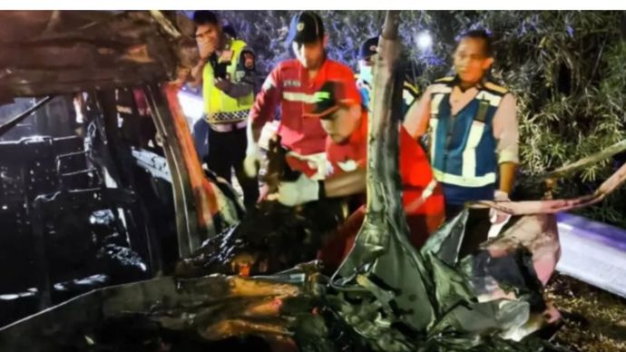 Evakuasi kecelakaan Mercy di Tol Jagorawi