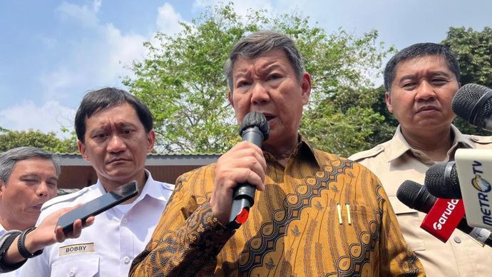 Ketua Satuan Tugas (Satgas) Perumahan Hashim Djojohadikusumo (tengah) ditemui usai groundbreaking Hunian Terjangkau Manggarai di Jakarta, Jumat, 21 Agustus 2026