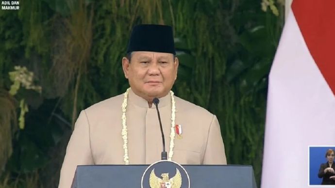 Arsip - Presiden RI Prabowo Subianto berdiri di mimbar kehormatan dalam prosesi Upacara Penurunan Bendera HUT ke-81 Kemerdekaan RI di Istana Merdeka