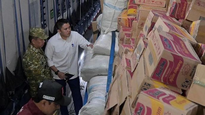 Sekretaris Kabinet Teddy Indra Wijaya melakukan pengecekan bantuan 65 ton logistik yang akan diterbangkan ke Nusa Tenggara Timur (NTT) di Lanud Halim Perdanakusuma, Jakarta, Rabu, 19 Agustus 2026