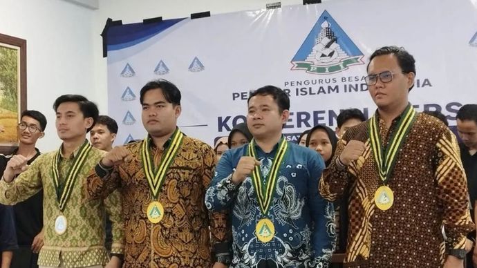 Ketua Umum PB PII Kevin Prayoga bersama jajaran PB PII saat konferensi pers pernyataan sikap organisasi di Jakarta