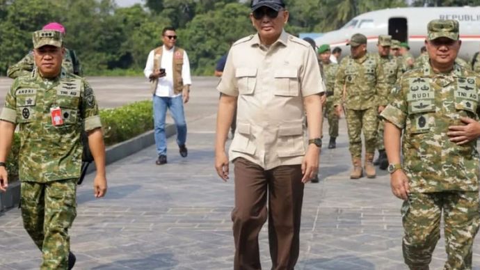 Menhan Sjafrie Sjamsoeddin mengunjungi Riau untuk melihat proses penanganan karhutla pada Sabtu (22/8/2026).