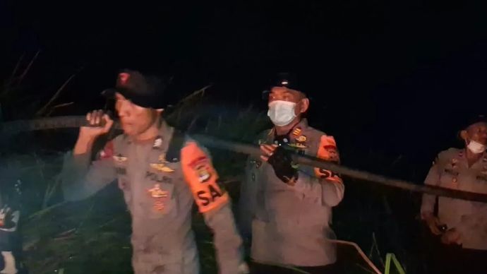 Personel gabungan melakukan pemadaman api yang membakar kawasan hutan dan lahan di Taman Nasional Way Kambas, Kabupaten Lampung Timur, Minggu, 23 Agustus 2026.