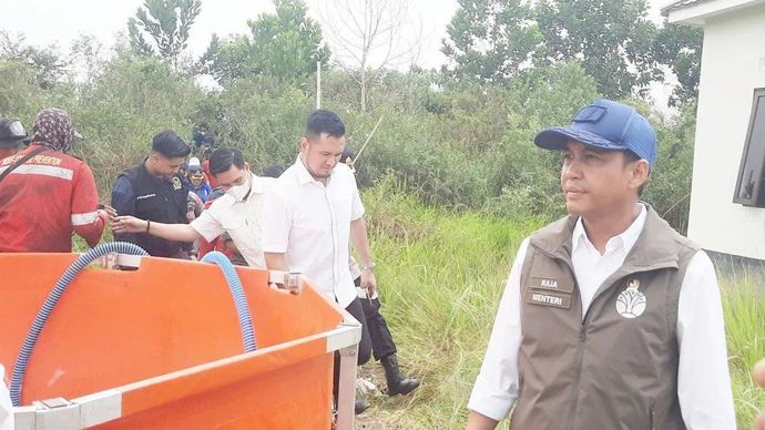 Menteri Kehutanan Raja Juli Antoni mengecek penanggulangan karhutla di Banjarbaru yang telah mendekati pemukiman warga