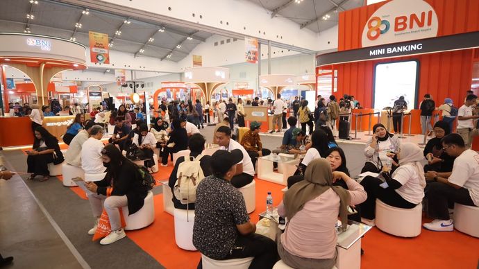 Pengunjung memadati area pameran BNI wondrX 2026 untuk menikmati penawaran belanja, kuliner, hingga layanan keuangan digital BNI.