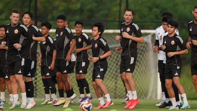 Para pemain Persija Jakarta menjalani sesi latihan tim untuk memantapkan persiapan skuad menjelang bergulirnya kompetisi.