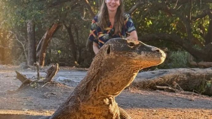 Aktris Michelle Monaghan kembali berlibur ke Indonesia demi melihat komodo usai disarankan oleh aktor senior Robert De Niro.