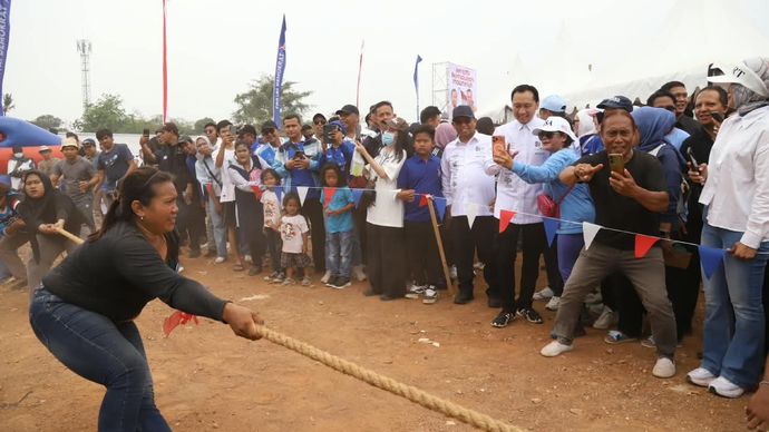 Lomba tarik tambang yang digelar Partai Demokrat. 