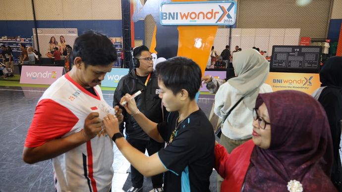 Sesi signing session bersama atlet bulu tangkis Indonesia di area PBSI Experience BNI wondrX 2026.