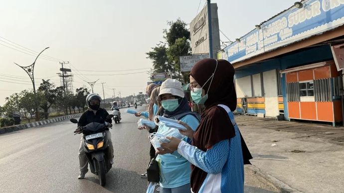 Pembagian masker di jalanan