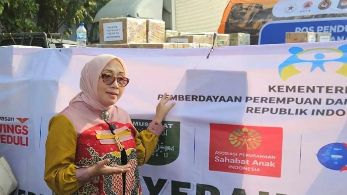 Menteri Pemberdayaan Perempuan dan Perlindungan Anak Arifah Fauzi saat meninjau bantuan dari para mitra pembangunan di Bandara Halim Perdanakusuma