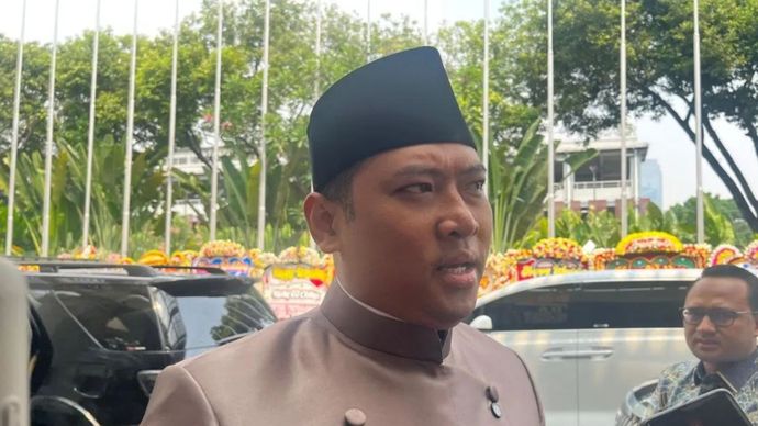 Kepala BGN Sudaryono menjawab pertanyaan wartawan dalam acara akad nikah Kepala Sekretaris Pribadi Presiden Prabowo Subianto, Rizky Irmansyah di JCC Senayan, Jakarta, Minggu (23/8/2026).