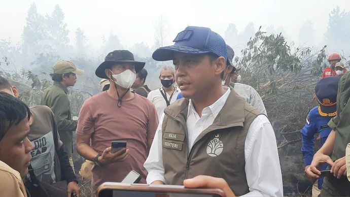 Menteri Kehutanan Raja Juli Antoni mengecek penanggulangan karhutla di Banjarbaru yang telah mendekati pemukiman warga