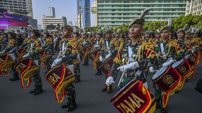 Kadet Mahasiswa Universitas Pertahanan mengikuti acara kirab gabungan bersama saat Hari Bebas Kendaraan Bermotor (HBKB) di kawasan Bunderan HI, Jakarta, Minggu, (7/6/2026). Kegiatan tersebut digelar untuk memberikan hiburan sekaligus menambahkan semangat nasionalisme kepada masyarakat.