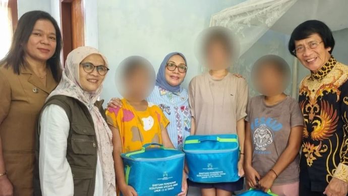 Menteri Pemberdayaan Perempuan dan Perlindungan Anak Arifah Fauzi (tengah) dan Ketua Lembaga Perlindungan Anak Indonesia (LPAI) Seto Mulyadi (kanan) mengunjungi anak-anak korban kekerasan seksual di shelter di Labuan Bajo, NTT.
