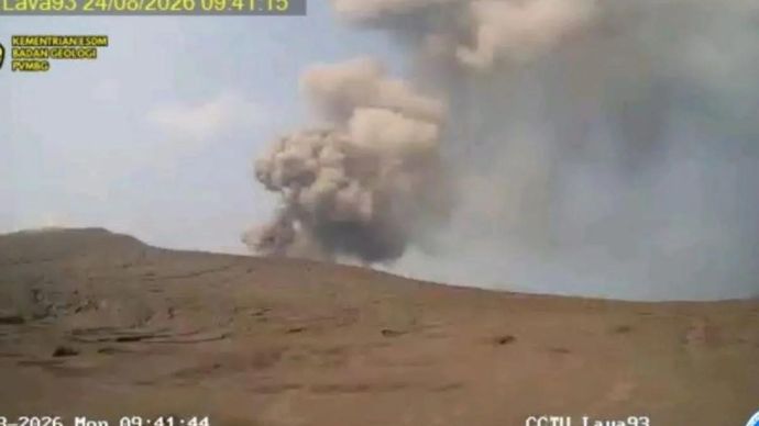 Gunung Anak Krakatau di Lampung meletus dan melontarkan abu vulkanik setinggi 250 meter di atas puncak