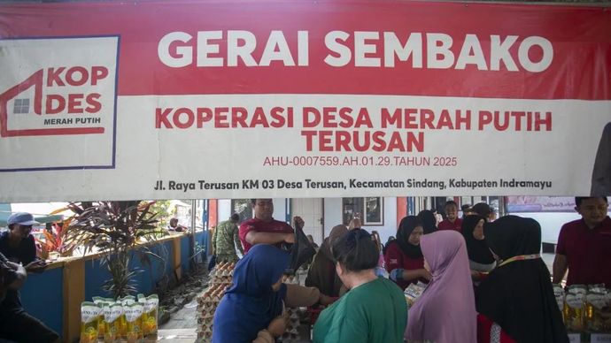 Ilustrasi - Warga membeli sembako di gerai sembako Koperasi Desa Merah Putih (KDMP) Desa Terusan, Indramayu, Jawa Barat
