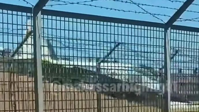 Penampakan jet tempur Sukhoi yang mengalami insiden tergelincir ke Landasan Pacu Bandara Internasional Sultan Hasanuddin, Maros, Sulsel, saat akan melakukan pendaratan