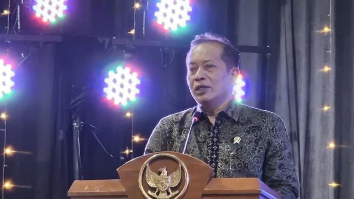 Menteri Koperasi (Menkop) Ferry Juliantono menyampaikan pidato saat menghadiri Malang Creative Connect Conference di Kartini Imperial Building, Kota Malang, Jawa Timur