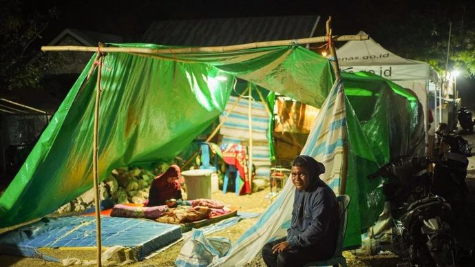 Sejumlah pengungsi beraktivitas di tenda pengungsian mandiri di Pota, Sambi Rampas, Manggarai Timur, Nusa Tenggara Timur (NTT), Minggu (23/8/2026). BNPB mencatat jumlah pengungsi akibat gempa bumi di NTT mencapai 161.084 jiwa pada hari kesembilan penanganan darurat, sementara warga belum berani kembali ke rumah karena masih terjadi gempa susulan yang tercatat hingga 5.688 kali