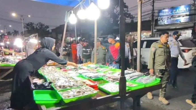 Jajaran Pemerintah Kota (Pemkot) Jakarta Timur (Jaktim) meninjau kondisi jalan yang licin di kawasan Kramat Jati, Jakarta Timur, Kamis, 20 Agustus 2026.