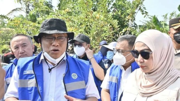 Menteri Lingkungan Hidup (LH) Mohammad Jumhur Hidayat (kiri) memberikan keterangan setelah meninjau penanganan kebakaran hutan dan lahan (karhutla) di kawasan Jalan Kurnia, Kelurahan Landasan Ulin Barat, Kecamatan Liang Anggang, Kota Banjarbaru, Kalimantan Selatan