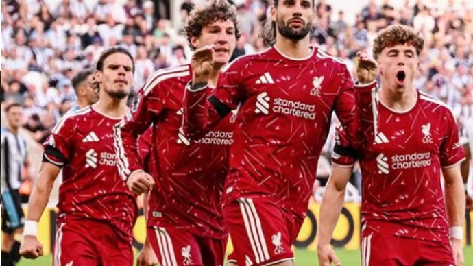 Newcastle sempat dua kali unggul melalui Anthony Elanga dan Joe Willock. Liverpool membalas lewat Cody Gakpo dan penalti Dominik Szoboszlai pada penghujung pertandingan.