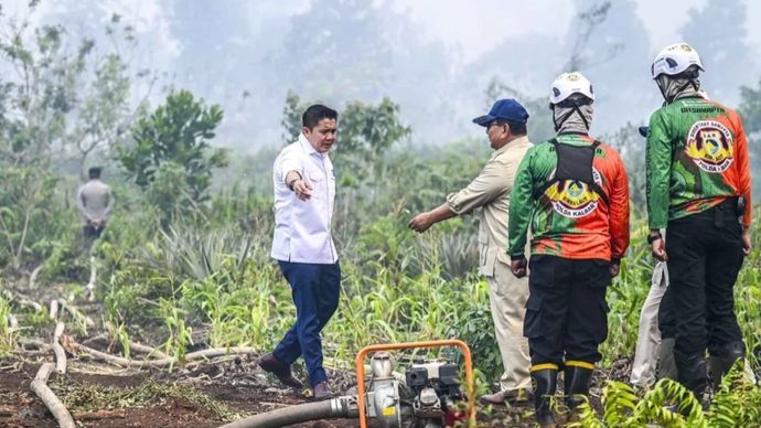 Presiden Prabowo Subianto (ketiga kanan) bersama Sekretaris Kabinet Teddy Indra Wijaya (kedua kiri) meninjau lokasi kebakaran hutan dan lahan (karhutla) di Kawasan Kubu Raya, Pontianak, Kalimantan Barat, Sabtu, 22 Agustus 2026. Presiden Prabowo Subianto meninjau langsung penanganan karhutla yang terjadi di sejumlah wilayah di Kalimantan untuk memastikan penanganan karhutla berjalan secara optimal dan cepat.