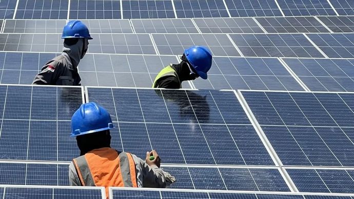 Sebanyak tiga orang pekerja memeriksa keandalan panel surya dari Pembangkit Listrik Tenaga Surya (PLTS) Bali di Gilimanuk, Bali, Selasa, 25 Agustus 2026.