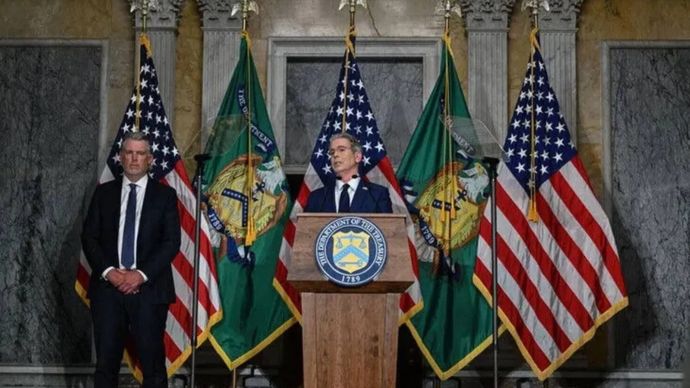 Menteri Keuangan Amerika Serikat Scott Bessent berbicara dalam konferensi pers di Cash Room, Washington D.C., AS