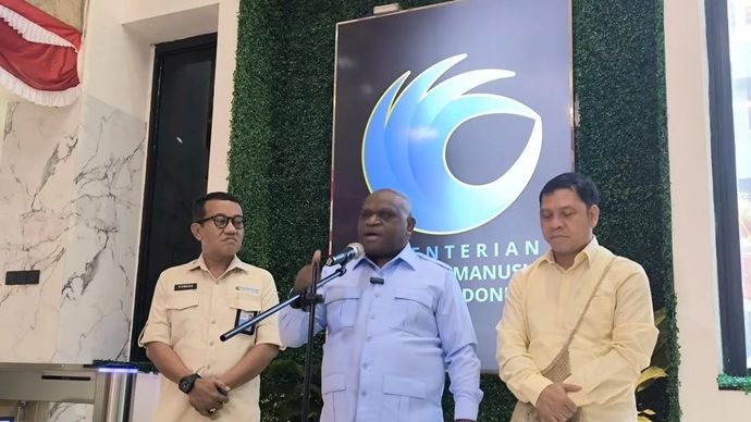 Menteri Hak Asasi Manusia (HAM) Natalius Pigai (tengah) dalam konferensi pers di Jakarta