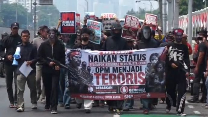 Solidaritas Nasional untuk Papua (SNP) saat berunjuk rasa di depan Gedung DPR RI, Jakarta. 