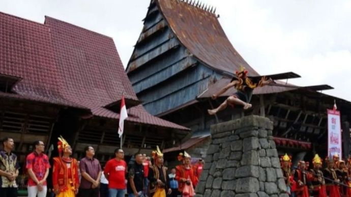 Bank Rakyat Indonesia (Persero) Tbk (BRI) memperkuat ekonomi kerakyatan melalui pemberdayaan masyarakat di Desa Bawomataluo, Kabupaten Nias Selatan, Sumatera Utara, dengan mendorong pengembangan UMKM, pariwisata, serta potensi ekonomi lokal