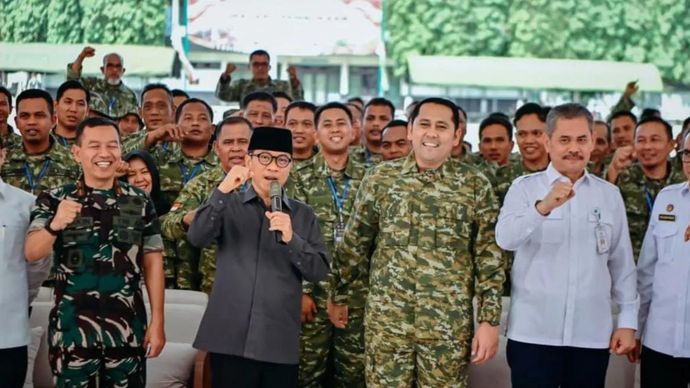 Menteri Desa dan Pembangunan Daerah Tertinggal (Mendes PDT) Yandri Susanto memberikan pengarahan kepada 205 Kepala Desa asal Kabupaten Merangin, yang mengikuti Retret di Resimen Induk Kodam (Rindam) III Siliwangi, Bandung
