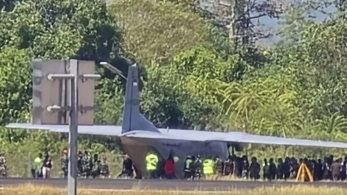 Pesawat milik TNI AU yang tergelincir keluar landasan Bandara Hasanuddin Makassar, Selasa, 25 Agustus 2026.