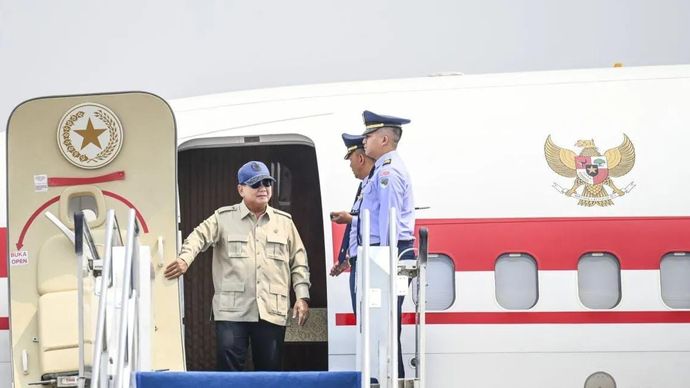 Presiden Prabowo Subianto tiba di Bandar Udara Internasional Sultan Mahmud Badaruddin II, Sumatera Selatanm Palembang, Senin (24/8/2026). Kunjungan kerja Presiden tersebut merupakan bagian dari peninjauan penanganan kebakaran hutan dan lahan (karhutla) di Sumatera yang juga mencakup wilayah Riau, Jambi, dan Sumatera Selatan.