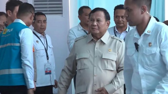 Tangkapan layar - Presiden Prabowo Subianto tiba di Monumen Operasi Lintas Laut Jawa Bali untuk peluncuran dan peletakan batu pertama program Pembangkit Listrik Tenaga Surya (PLTS) 100 GWp, di Kabupaten Jembrana, Bali, Selasa, 25 Agustus 2026.