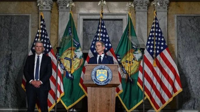 Menteri Keuangan AS Scott Bessent berbicara dalam konferensi pers di Cash Room Departemen Keuangan di Washington, D.C., pada 24 Agustus 2026, saat ia mengumumkan serangkaian sanksi baru terhadap Iran dan menyebut langkah-langkah tersebut sebagai 