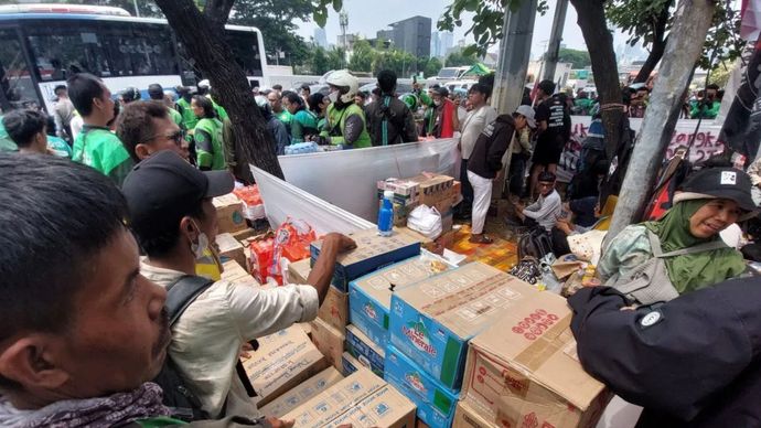 Tumpukan logistik massa Aliansi Masyarakat Pati Bersatu (AMPB) hasil dari donasi masyarakat yang dikumpulkan di depan gedung DPR, Jakarta pada Rabu (26/8/2026)