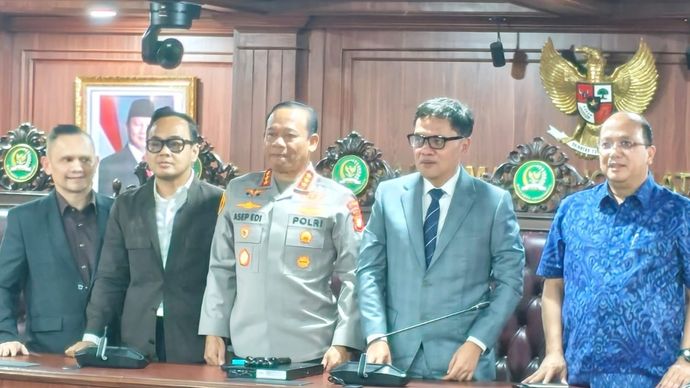 Konferensi pers Ketua Komisi III DPR RI, Kapolda Metro Jaya dan Dirut Bank Mandiri. 