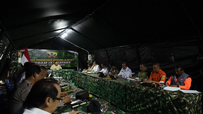 Momen Presiden Prabowo Subianto saat memimpin rapat terbatas penanganan gempa NTT di dalam tenda posko di Nagekeo. Prabowo meminta seluruh instansi memprioritaskan bantuan langsung kepada rakyat.
